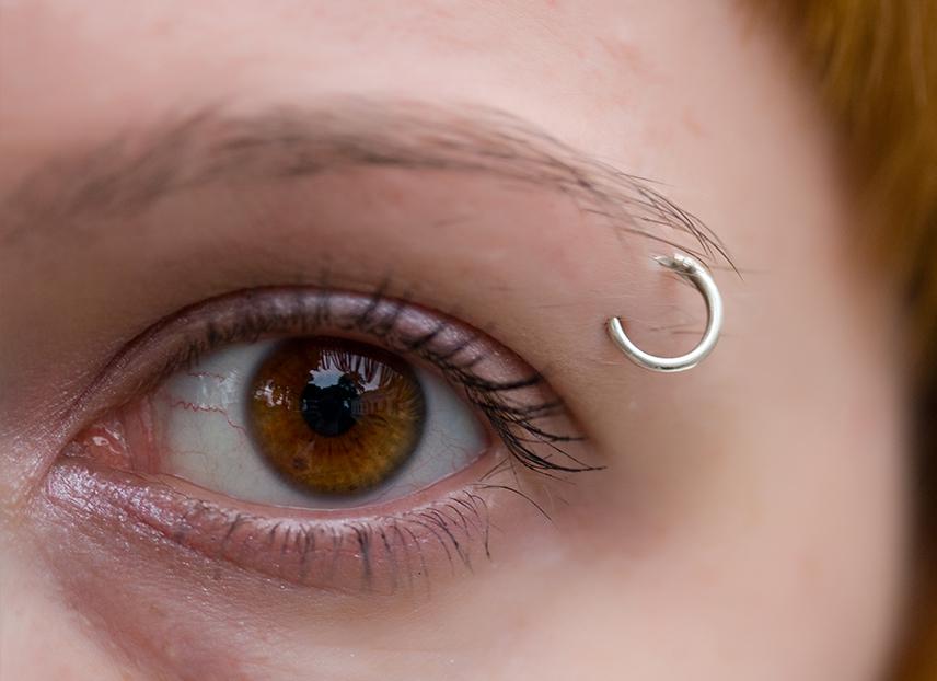 10 cuidados para quem tem piercing na sobrancelha