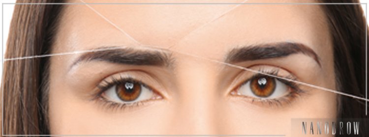 Uma mulher usando um fio para remover pelos da sobrancelha